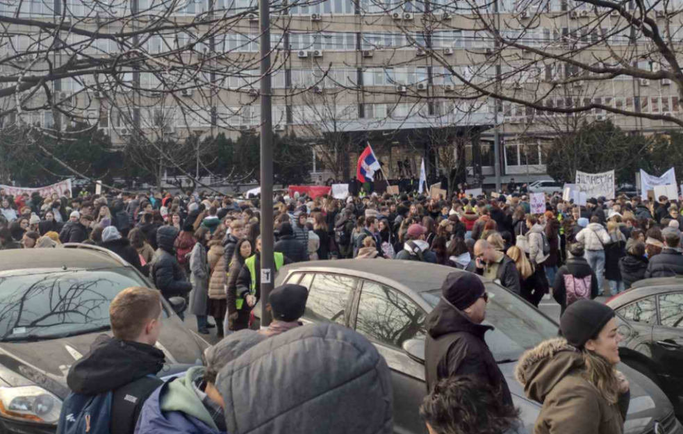 „STUDENTI PIŠU ISTORIJU“: Protesti na Trgu republike i ispred Ministarstva prosvete