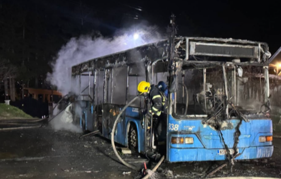 ZAPALIO SE AUTOBUS JGSP i potpuno izgoreo! Haos na putu u Sremskoj Kamenici (VIDEO)