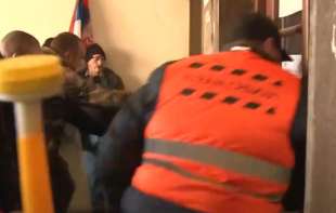 Nećete kopati: Poljoprivrednici i demonstranti razbili vrata i upali u zgradu Opštine Bogatić zbog rasprave o litijumu (VIDEO)