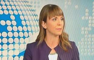Voditeljka besna na kamermana: Greška tokom snimanja izazvala <span style='color:red;'><b>smeh</b></span> kod gledalaca (VIDEO)