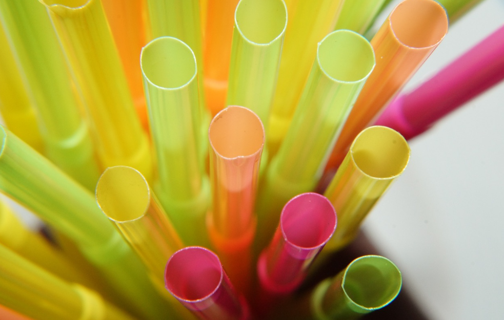 Trampu sad smetaju i papirne slamčice: Vraćamo se na plastiku