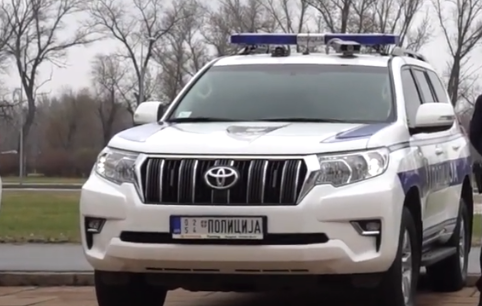 Nesreća na Čukarici: Auto se prevrnuo na krov, devet vatrogasaca izvlačilo povređenog