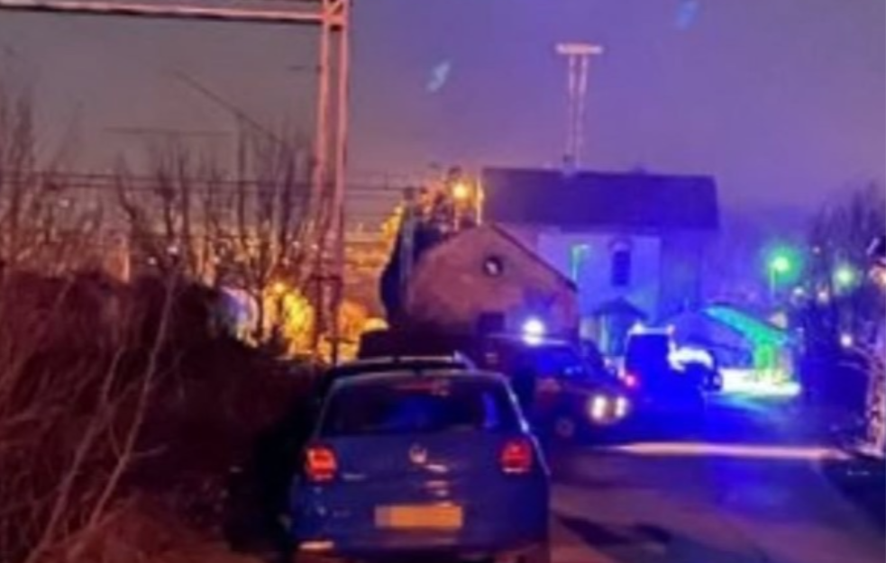 Drama u Vrčinu: Sumporna kiselina curi iz prevrnute cisterne na železničkoj stanici (VIDEO)