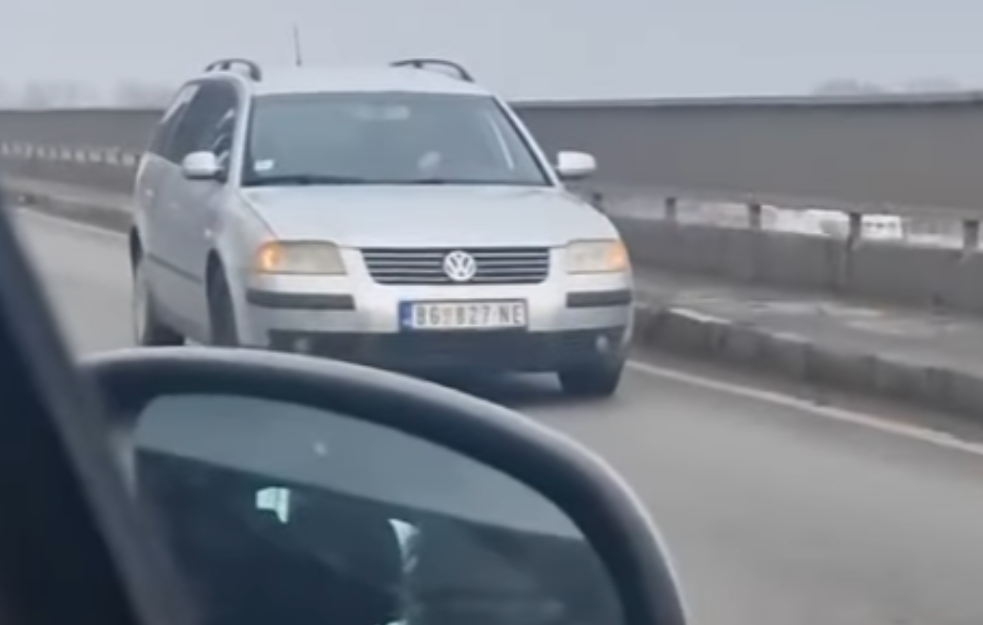 DRAMATIČAN SNIMAK sa Pančevačkog mosta: Ušao u suprotan smer, da se spasi krenuo da vozi u rikverc (VIDEO)