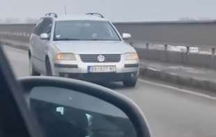 DRAMATIČAN SNIMAK sa Pančevačkog mosta: Ušao u suprotan smer, da se spasi krenuo da vozi u rikverc (VIDEO)