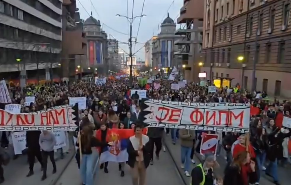 "Računajte na nas": Tri kolone srednjoškolaca u šetnji Beogradom, protest u znak podrške studentima (VIDEO)