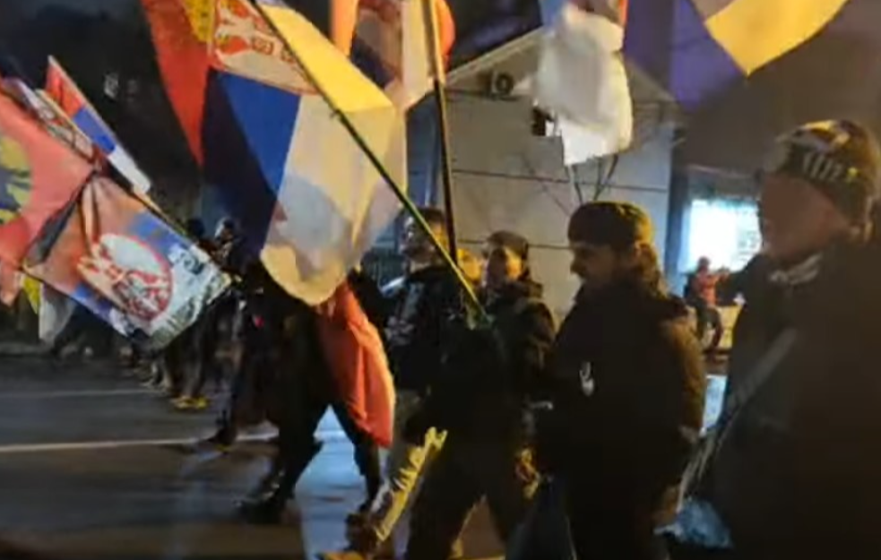 Spektakularan doček studenata u Kragujevcu: Heroji pristižu u centar, dočekuje ih masa oduševljenih građana (VIDEO)
