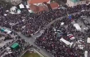 <span style='color:red;'><b>Kragujevac</b></span> u znaku otpora Vučiću: Srbija se sliva u srce Šumadije, pobunjeni građani pišu nove stranice istorije (VIDEO)