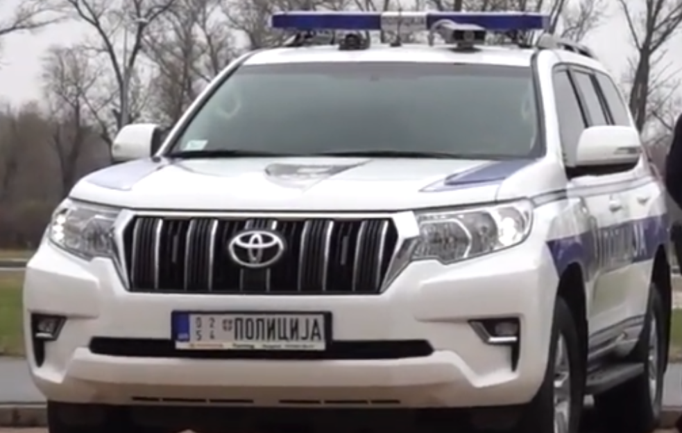  Uhapšena dvojica muškaraca: Vozio drogiran, pa im tokom <span style='color:red;'><b>kontrole</b></span> u automobilu pronašli narkotike