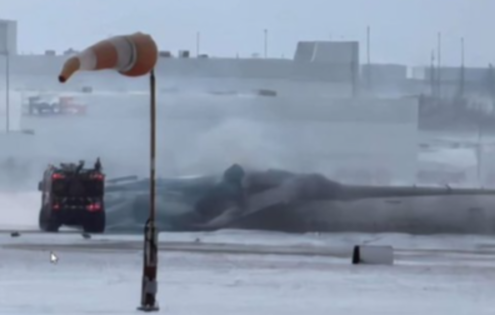 Nesreća u Torontu: Avion se prevrnuo na krov prilikom sletanja, vatrogasci izvlače putnike (VIDEO)