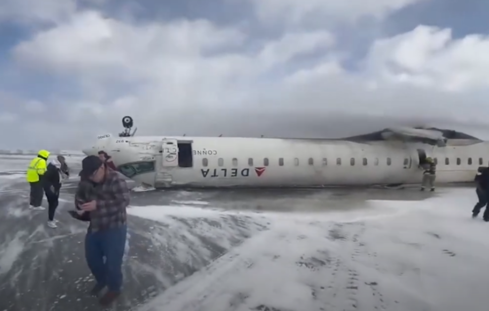 Stravične scene spasavanja putnika iz aviona koji se prevrnuo u Torontu: Povređeno 8 osoba, jedna kritično (VIDEO)