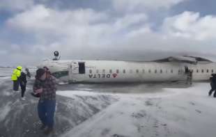 Stravične scene spasavanja putnika iz aviona koji se prevrnuo u Torontu: Povređeno 8 osoba, jedna kritično (VIDEO)