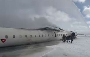 Novi <span style='color:red;'><b>podaci</b></span> o avionskoj nesreći u Torontu: Avion se prevrnuo pri sletanju 