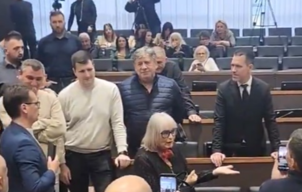Haos u Kraljevu: Demonstranti pokušali da uđu u Skupštinu, gradonačelnik sramno bežao dok su ga gađali jajima (VIDEO)