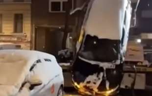 Ko plaća štetu na vozilu? Pauk napravio grešku tokom dizanja automobila (VIDEO)