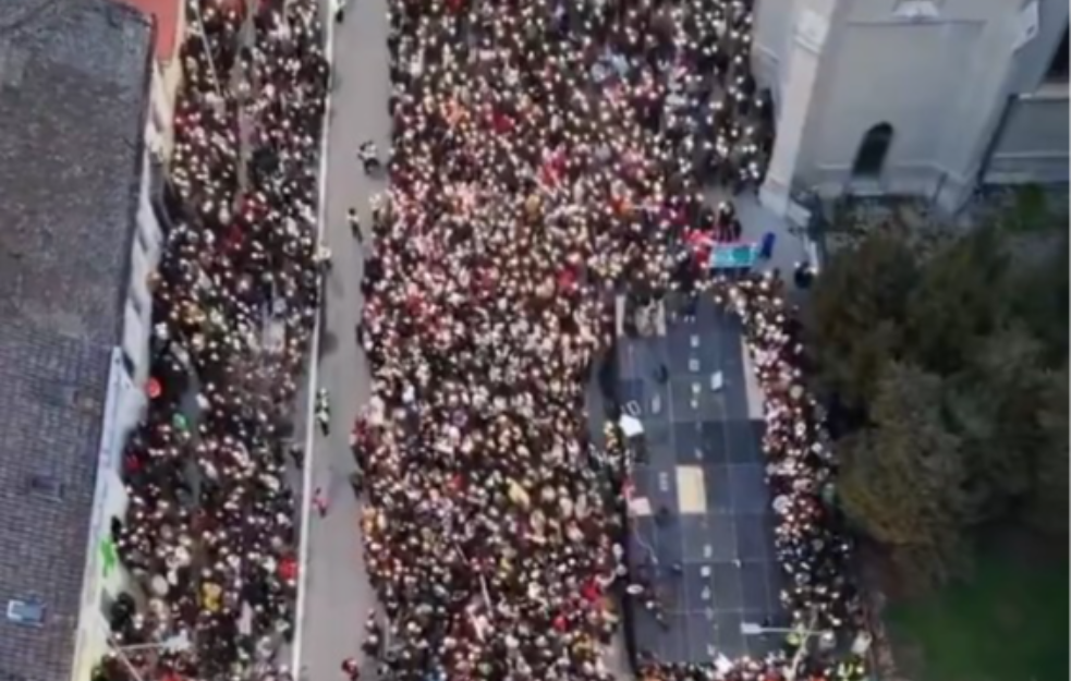Veliki protesti i danas širom Srbije: Hiljade građana u Vršcu dočekalo studente-pešake, svi čekaju Niš! (VIDEO)