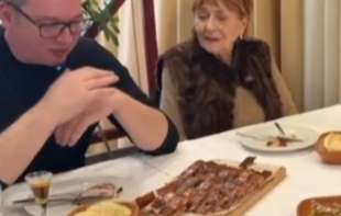 Vučić izveo roditelje u pečenjaru i počeo da kuka da je majka više volela Andreja: Evo kakav je odgovor dobio (VIDEO)