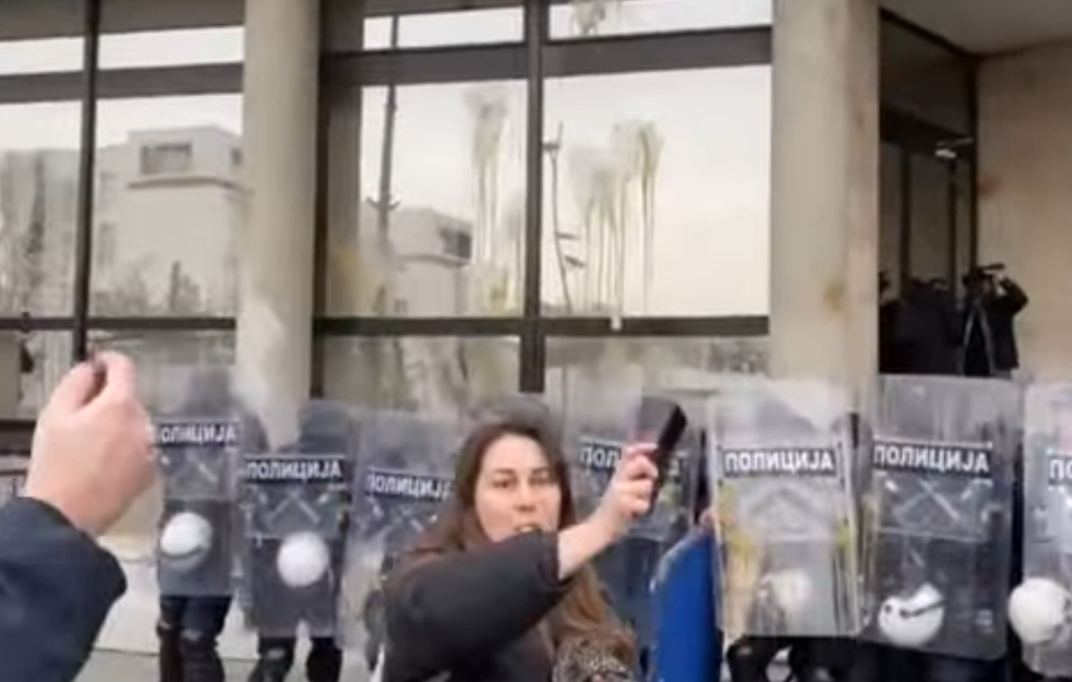 Haos ispred Skupštine Novog Sada: Demonstranti gađaju jajima i prave nerede pred sednicu