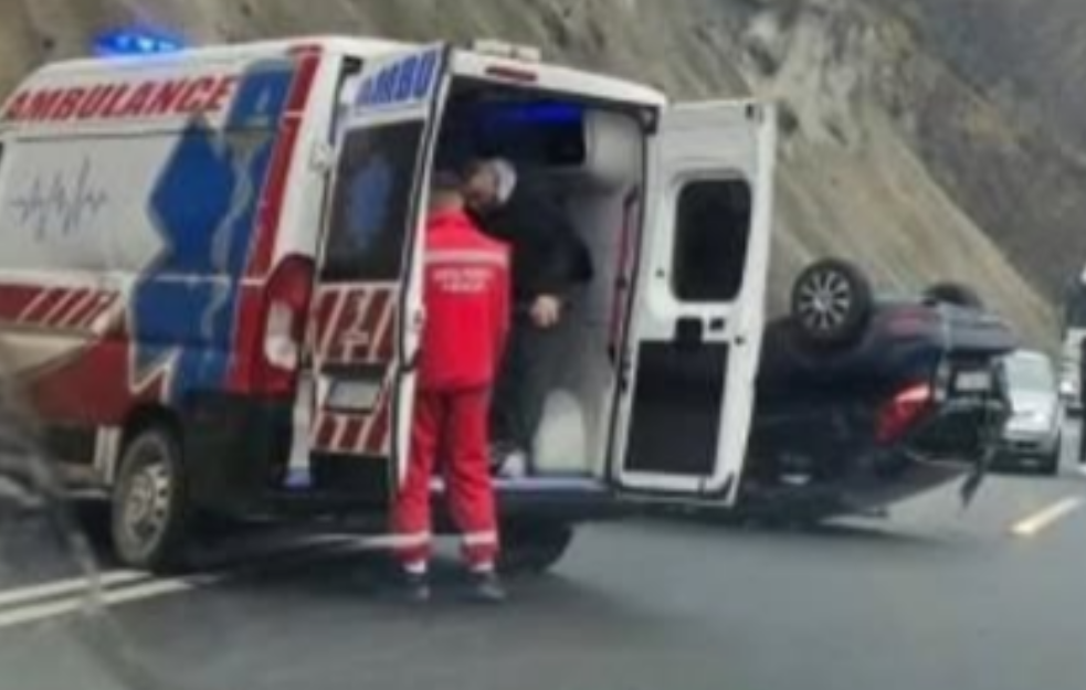Automobil ZAVRŠIO NA KROVU: Težak udes na putu za Zlatibor