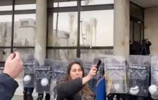 Haos ispred Skupštine Novog Sada: <span style='color:red;'><b>Demonstranti</b></span> gađaju jajima i prave nerede pred sednicu