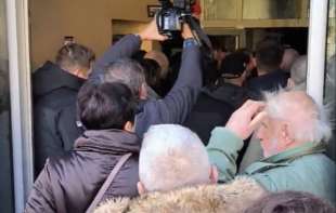 Sukobi ispred Skupštine grada Zaječara: Policija upotrebila suzavac, zbog besnih građana <span style='color:red;'><b>sednica</b></span> odložena (VIDEO)