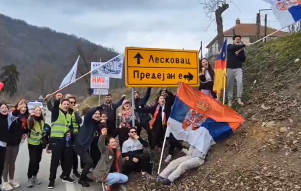 Narod ih dočekuje kao oslobodioce: Studenti Bora, Čačka, Kraljeva, Kragujevca, Bujanovca, Jagodine i Ćuprije marširaju ka Nišu
