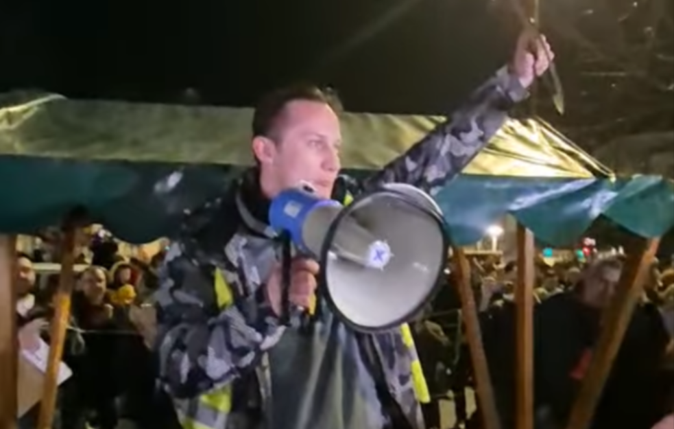„NE BOLE NAS NOGE, VEĆ NEPRAVDA!“ Studenti koji marširaju ka Nišu dočekani uz crveni tepih