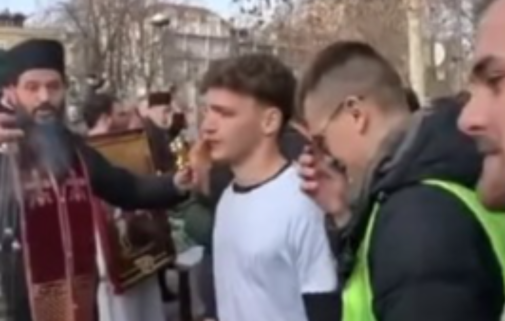 Nije sva crkva kao mitropolit David: Evo kako su studenti dočekani ispred crkve Svetog Đorđa u Kruševcu (VIDEO)