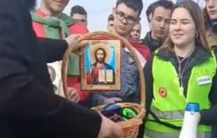 Naoružajte se verom, bez Boga ništa nismo uradili: Studente koji pešače do Niša sveštenik dočekao ikonama i rečima podrške (VIDEO)