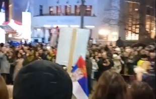 Studenti stigli u Niš: Grad na nogama, veličanstven doček uz bakljadu i <span style='color:red;'><b>vatromet</b></span>, atmosfera se pumpa za sutrašnji protest! (VIDEO)