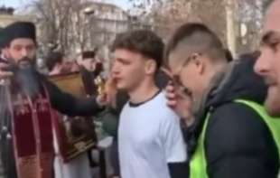 Nije sva crkva kao mitropolit David: Evo kako su studenti dočekani ispred crkve Svetog Đo<span style='color:red;'><b>rđa</b></span> u Kruševcu (VIDEO)