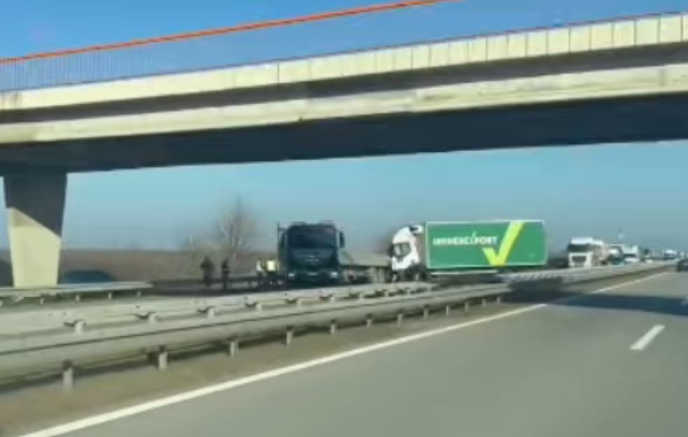 Nesreća kod Kovilja: Kilometarske kolone i obustavljen saobraćaj