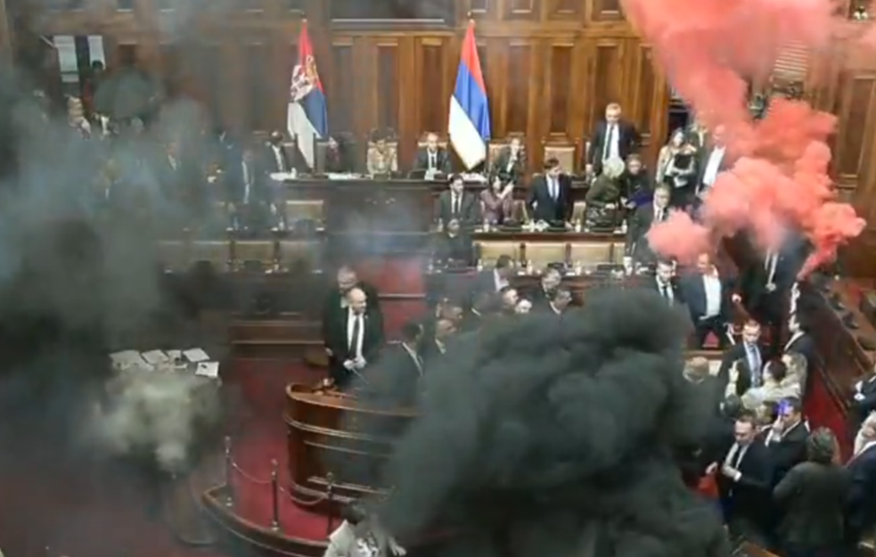 Dimne bombe i haos u Skupštini Srbije! Sukob poslanika vlasti i opozicije, razvijen transparent „Srbija ustaje da režim padne“(VIDEO)