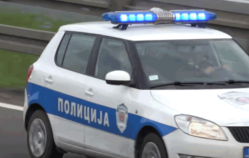 Vozač "pomešao" papučice, pa se kolima "popeo" na drugo vozilo!