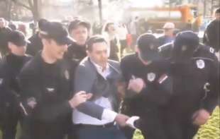  Poliven kafom, pa uhapšen: Nemanja Šarović priveden kada je otišao da snimi studente u Pionirskom parku (VIDEO)