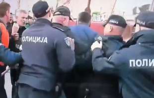 Hteli smo da napravimo sajam naših krševa: Haos u Bogatiću i sukob sa policijom na protestu poljoprivrednika (VIDEO)