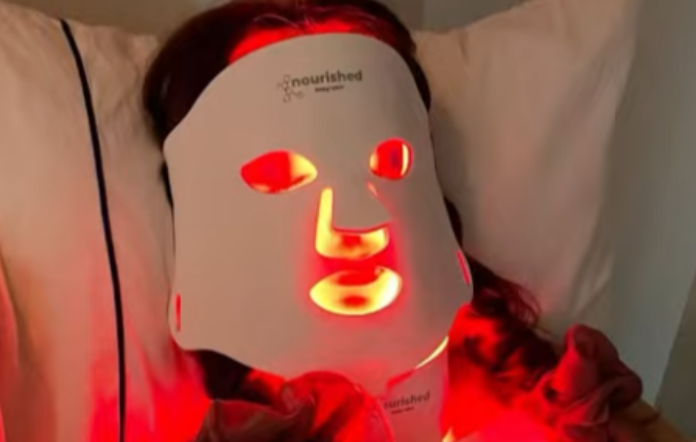 LED maske za lice: Koliko su efikasne i da li zaista pomažu?