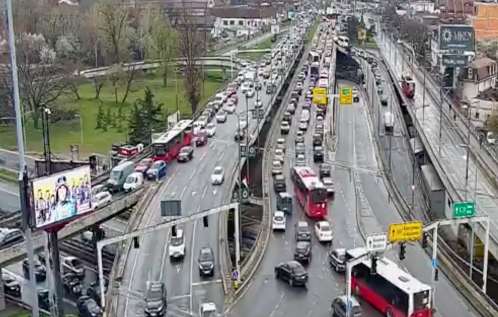 Kolaps u saobraćaju: Grad blokiran, vozačima se savetuje dodatno strpljenje i dodatni oprez