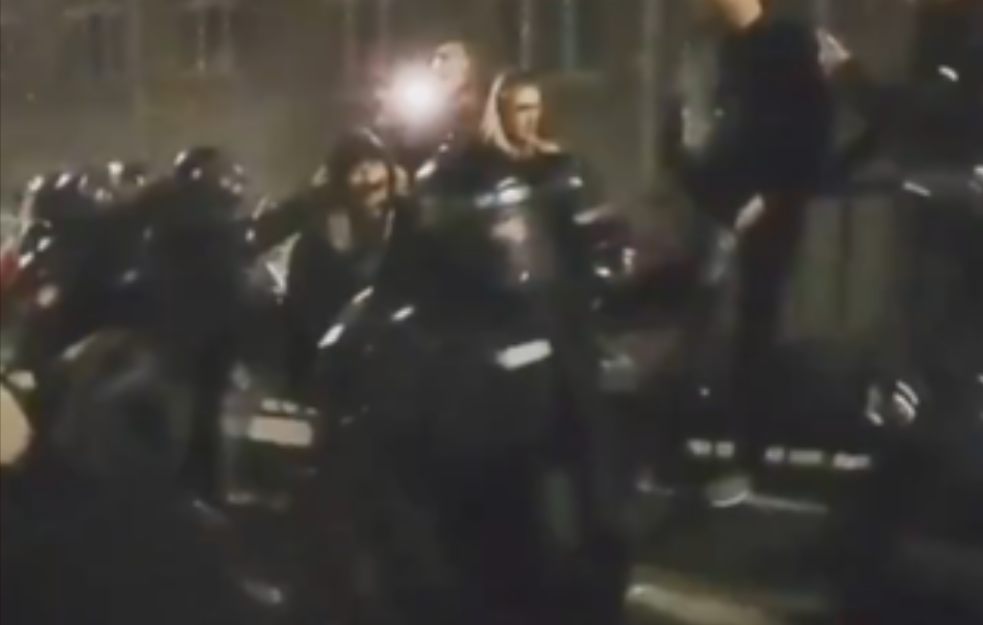 Policajca u civilu ispred RTS-a udario ŽANDAR (VIDEO)