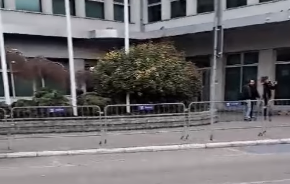 Pojačano prisustvo policije ispred Skupštine Niša pred vanrednu sednicu (VIDEO)