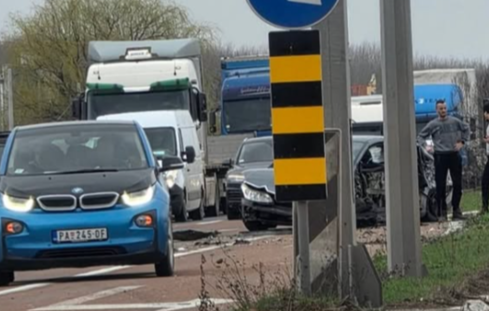 U lančanom sudaru na Pančevačkom mostu povređene dve osobe