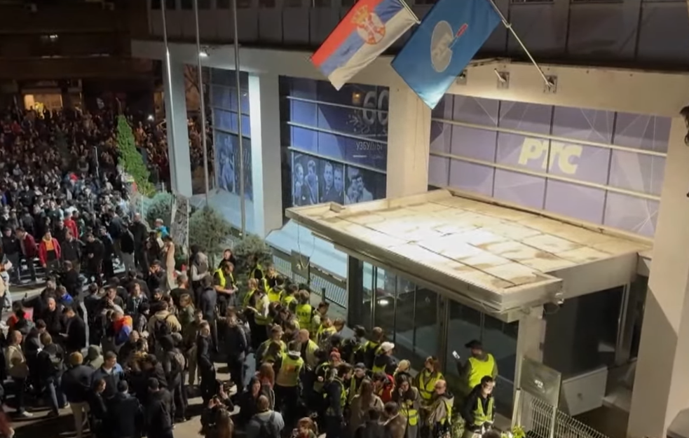 Studenti blokirali RTS i RTV u Novom Sadu: Višesatna blokada ulaza, promenjene trase gradskog prevoza