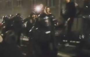 Policajca u civilu ispred RTS-a udario ŽANDAR (VIDEO)