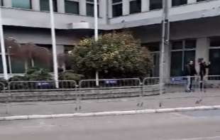 Pojačano prisustvo policije ispred Skupštine Niša pred vanrednu sednicu (VIDEO)