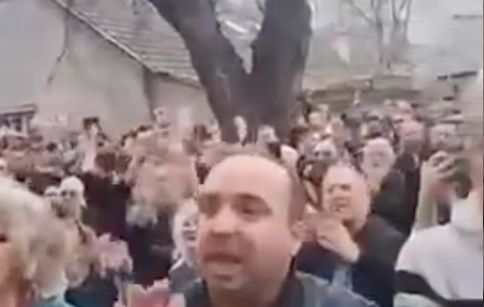 Novi Sad protiv blokada: Sve više đaka i roditelja ispred škola