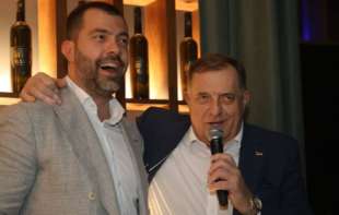 Pogledajte kako je <span style='color:red;'><b>Milorad Dodik</b></span> proslavio 66. rođendan uz pesmu i najmilije