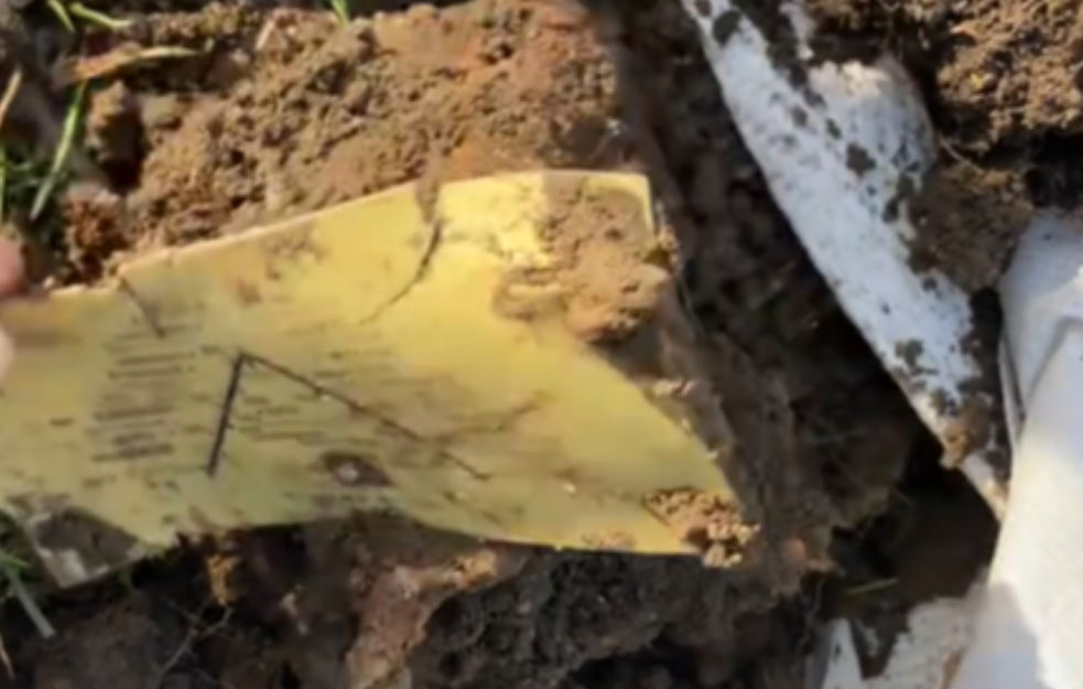 Dok je okopavao baštu u dvorištu pronašao čudan predmet (VIDEO)
