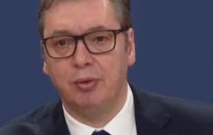 Vučić se obratio iz P<span style='color:red;'><b>alat</b></span>e Srbija: Pozivam građane da ne ugroze mir, molim nadležne da ne upotrebljavaju silu bez preke potrebe