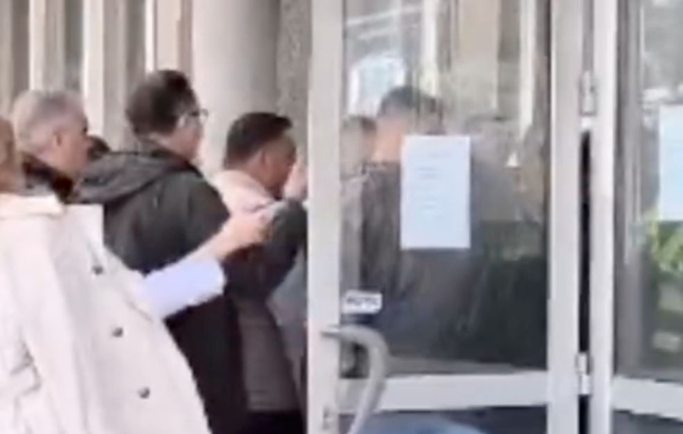 Pojačano prisustvo policije ispred Opštine Vlasotince uoči sednice Skupštine
