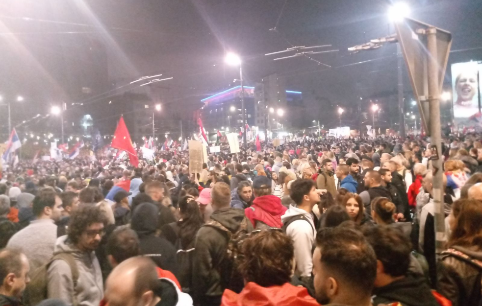 Provokacija na Slaviji! Policija prekinula odavanje počasti! Studentski redari se povukli, FDU: „Protest nije više studentski“